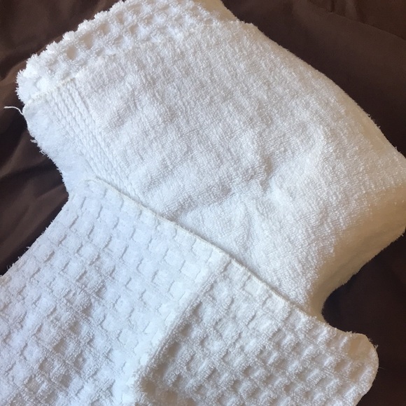 EUC 2 bath towels and 2 wash cloths on a honey comb design bright white - Picture 4 of 4
